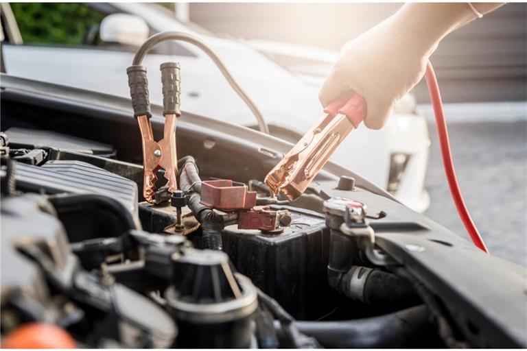 Erfahren Sie, wie viel Kilometer bzw. wie lange Sie fahren müssen, um eine Autobatterie zu laden.