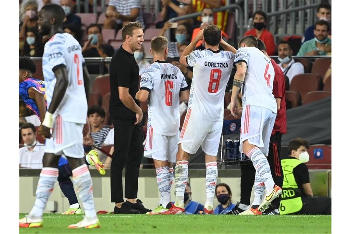 Nagelsmann-Meilenstein: FCB-Machtdemonstration im Camp Nou Erfolg macht gute Laune: Bayern-Coach Julian Nagelsmann im Kreise seiner Spieler. Foto: Sven Hoppe/dpa