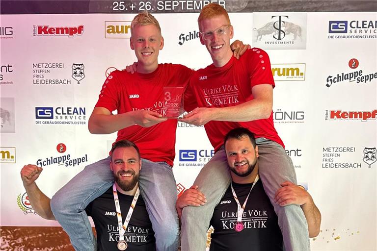 Erfolgreiche Waldremser: Björn Bootsmann (unten links) und Marcel Schüle tragen die Bundesliga-Aufsteiger Moritz (links) und Philipp Völk auf den Schultern. Foto: privat