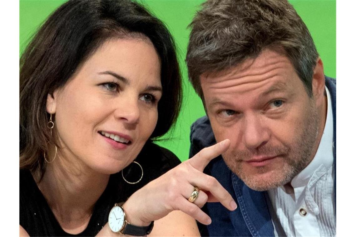 Grüne weiter stärkste Kraft - SPD nur noch bei 11 Prozent Erfolgsduo: Annalena Baerbock und Robert Habeck, die Bundesvorsitzenden von Bündnis 90/Die Grünen. Foto: Hendrik Schmidt