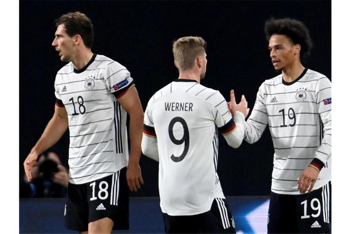 Werner hat Spaß im „Wohnzimmer“ - Goretzka trumpft auf Erfolgsfaktoren beim DFB-Sieg gegen die Ukraine: Leon Goretzka (l) und Timo Werner (M). Foto: Robert Michael/dpa-Zentralbild/dpa