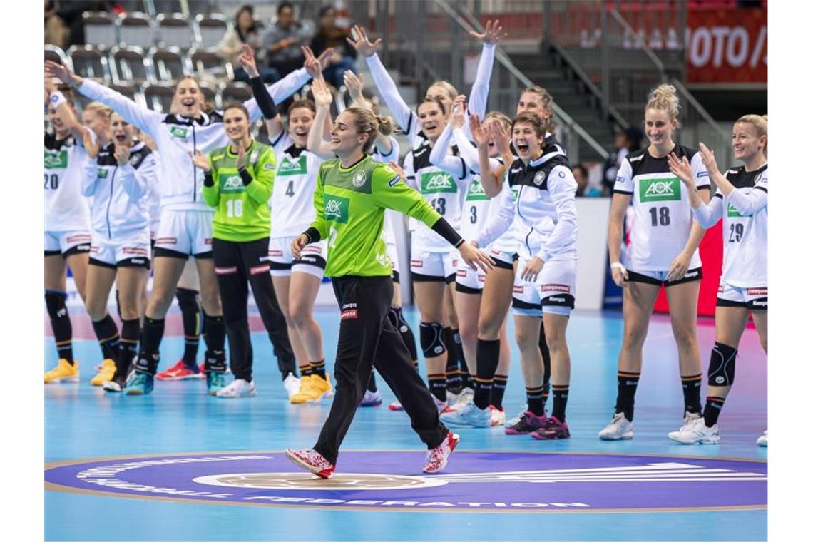 Sieg gegen Niederlande: DHB-Frauen auf Halbfinalkurs Erfolgsgarantin: DHB-Torfrau Dinah Eckerle wird als „Player of the Match“ ausgezeichnet. Foto: Marco Wolf/wolf-sportfoto/dpa