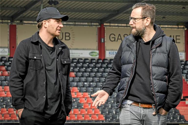 Erfolgstrainer unter sich: Pascal Reinhardt (links) und Stephan Just im Gespräch im Aspacher Stadion. Foto: Alexander Becher