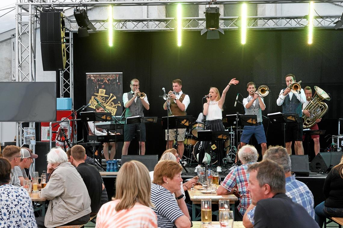 Sommergärtle: Nicht zu laut, aber ohne Genehmigung Erfreuten am letzten Tag vor der Sommerpause die Gäste: The Brassidents. Foto: J. Fiedler