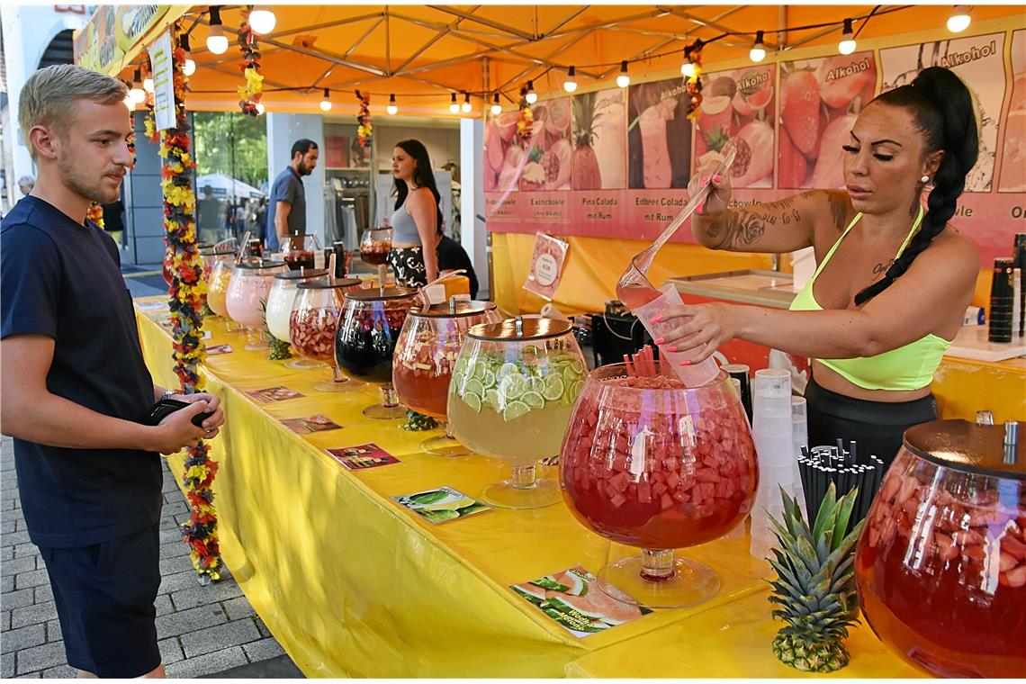 Erfrischende Cocktails und Bowlen aus großen Gläsern. 