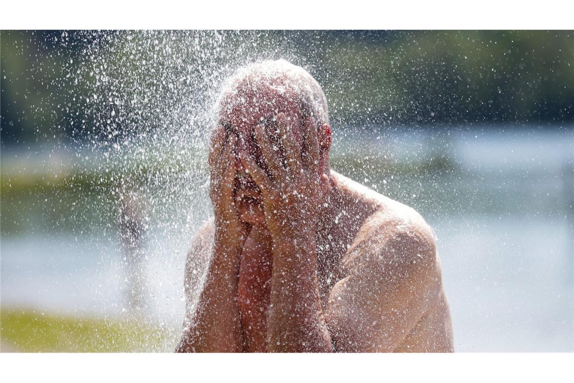 Erfrischung am Badesee: Das geht in Deutschland bedenkenlos. (Symbolbild)