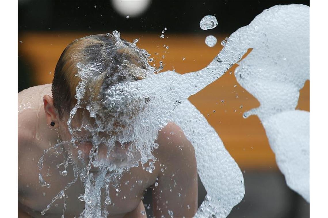 Berlin wird bis 2050 so warm wie das australische Canberra Erfrischung im Brunnen: Für 77 Prozent der Städte könnte sich bis 2050 ein drastischer Temperaturunterschied zu heute ergeben. Foto: Wolfgang Kumm