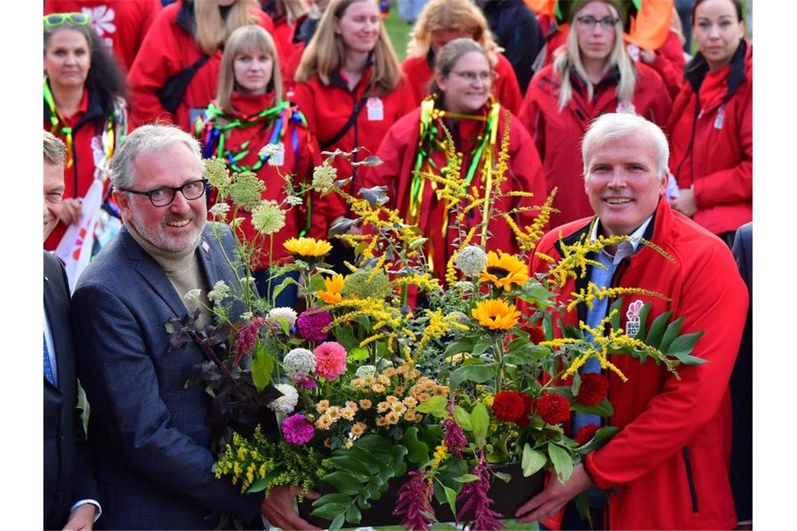 Bundesgartenschau: Mannheim folgt Erfurt Erfurts OB Andreas Bausewein (SPD, r) überreicht Mannheims OB Peter Kurz (SPD) einen Blumenkasten. Foto: Martin Schutt/dpa-Zentralbild/dpa