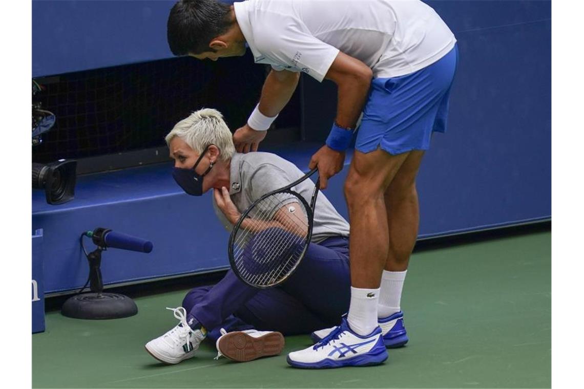 Djokovic verurteilt Anfeindungen gegen Linienrichterin Ergreift Partei für die verletzte Linienrichterin: Novak Djokovic. Foto: Seth Wenig/AP/dpa