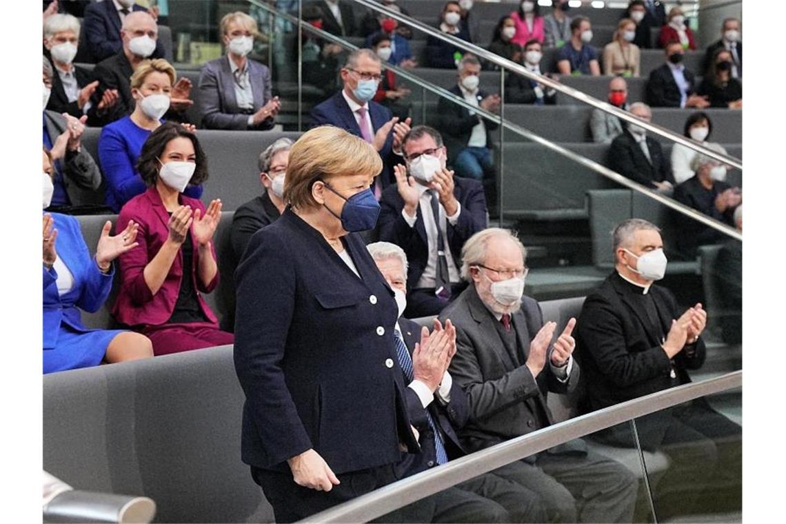 Neue Ampel-Regierung: Scholz sagt Corona dem Kampf an Erhält viel Applaus im Bundestag: CDU-Politikerin Angela Merkel verabschiedet sich als Kanzlerin auf der Gästetribüne. Foto: Michael Kappeler/dpa