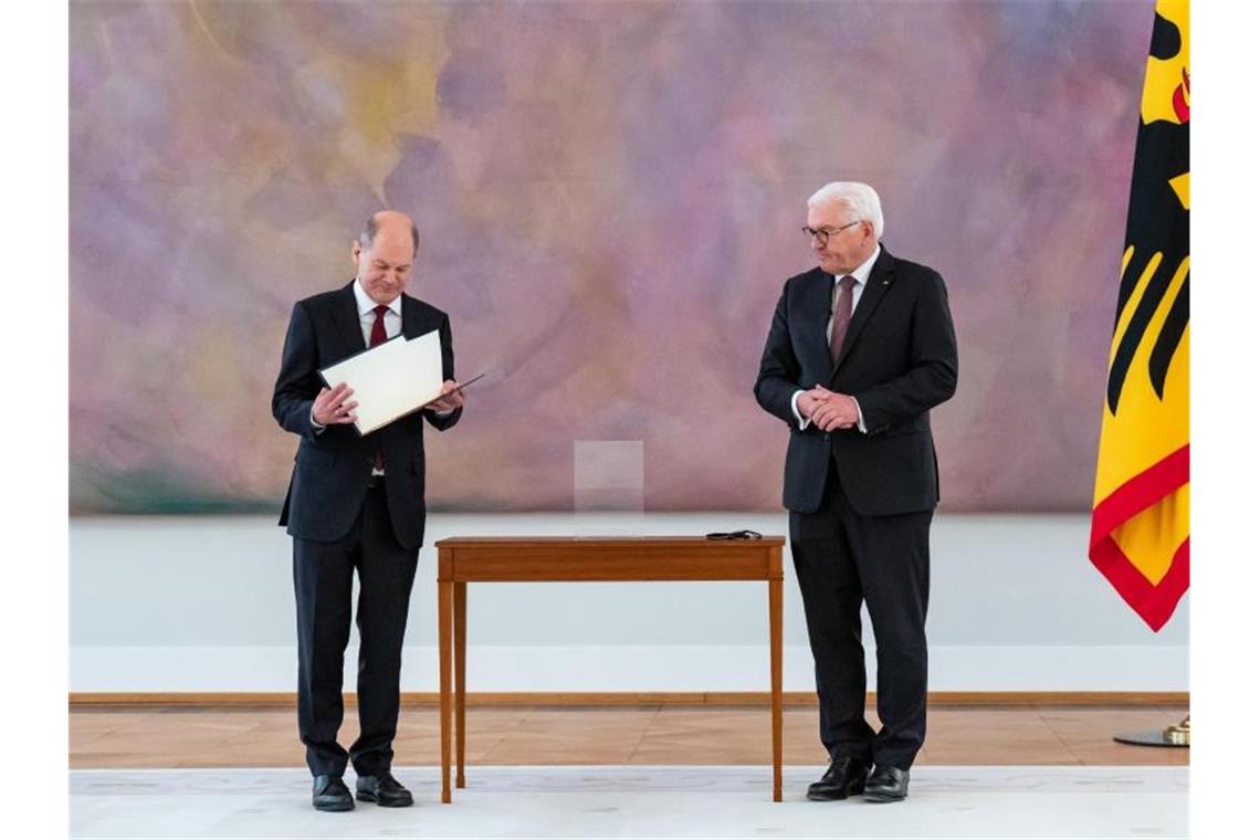 Neue Ampel-Regierung: Scholz sagt Corona dem Kampf an Erhält vom Bundespräsident Frank-Walter Steinmeier die Ernennungsurkunde: Bundeskanzler Olaf Scholz. Foto: Bernd Von Jutrczenka/dpa