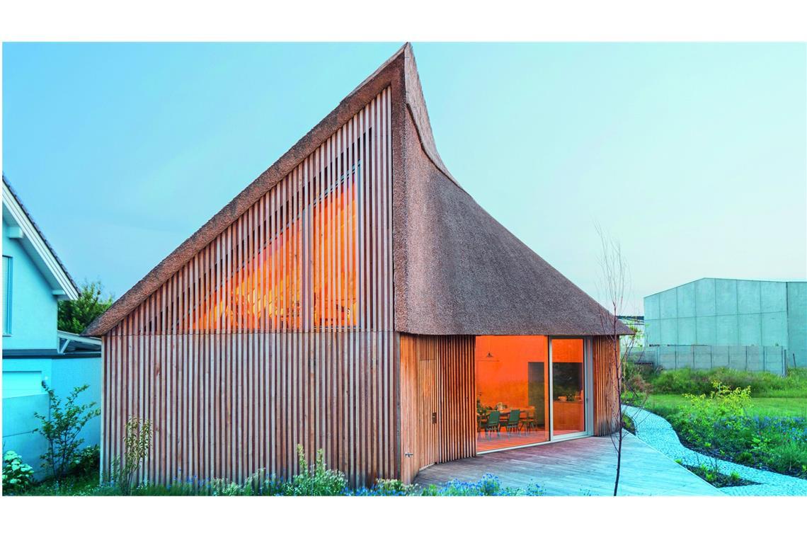 Große Ehre – Stuttgarter Architekten bauen eines der 50 besten Einfamilienhäuser Erhielt die Anerkennung Newcomer des Jahres 2025: „Wohnhaus unterm Schilfdach“ im österreichischen Weiden am See von Gilbert Berthold (Weiden am See).