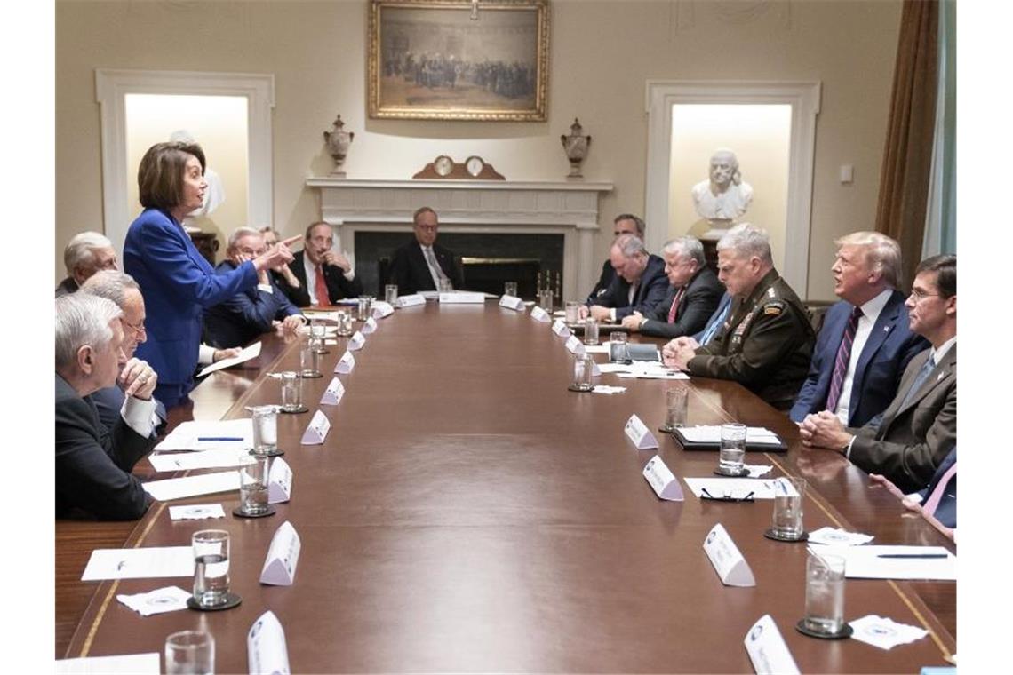 Erhobener Zeigefinger: Die US-Demokratin Nancy Pelosi in der Auseinandersetzung mit Donald Trump, die mit einem Eklat endete. Foto: Shealah Craighead/Planet Pix via ZUMA Wire/dpa