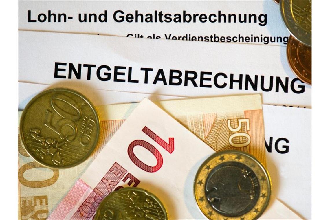 Reallohnzuwachs trotz niedriger Tarifabschlüsse und Corona Erhöhung der Tarifgehälter minus Verbraucherpreise ergibt für 2020 einen Reallohnzuwachs von 1,4 Prozent - im Durchschnitt. Foto: Arno Burgi/dpa-Zentralbild/dpa