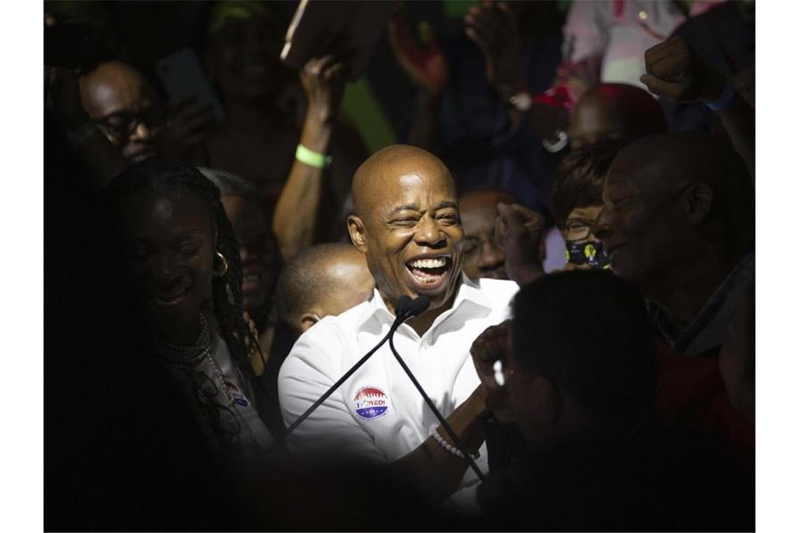 New-York-Wahl: Brooklyn-Präsident sieht sich als Sieger Eric Adams, Stadtteilpräsident von Brooklyn, freut sich bei einer Wahlparty mit seinen Anhängern. Foto: Kevin Hagen/AP/dpa