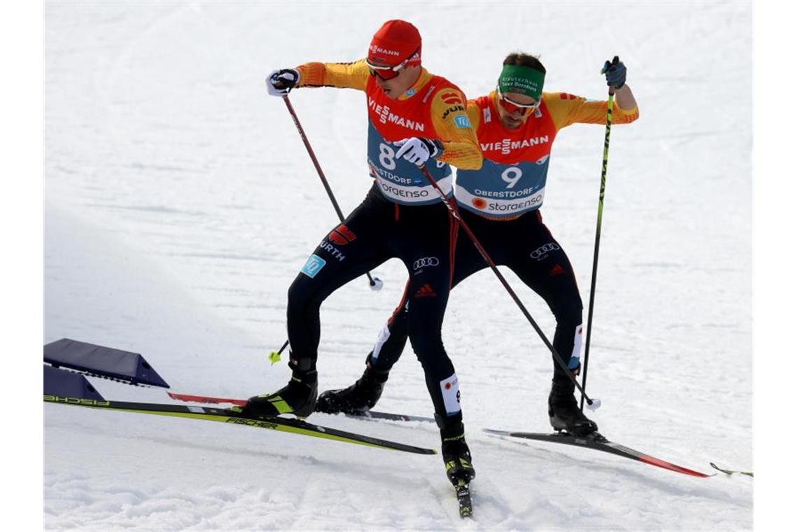 Eric Frenzel und Fabian Rießle holen auf den zehn Kilometern zwar auf, werden am Ende aber nur Vierter und Sechster. Foto: Karl-Josef Hildenbrand/dpa