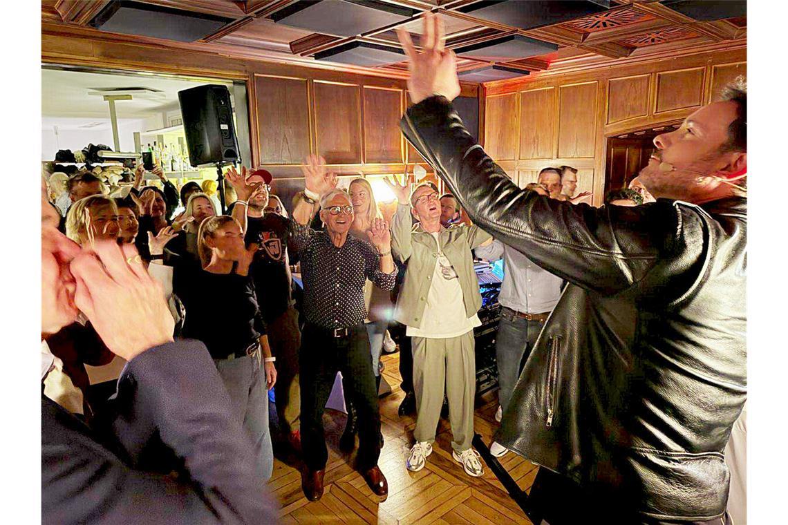 Eric Gauthier animiert mit seinem Charme die Gäste der Weinstube Fröhlich zum Tanzen (Mitte: VfB-Chef Alexander Wehrle).