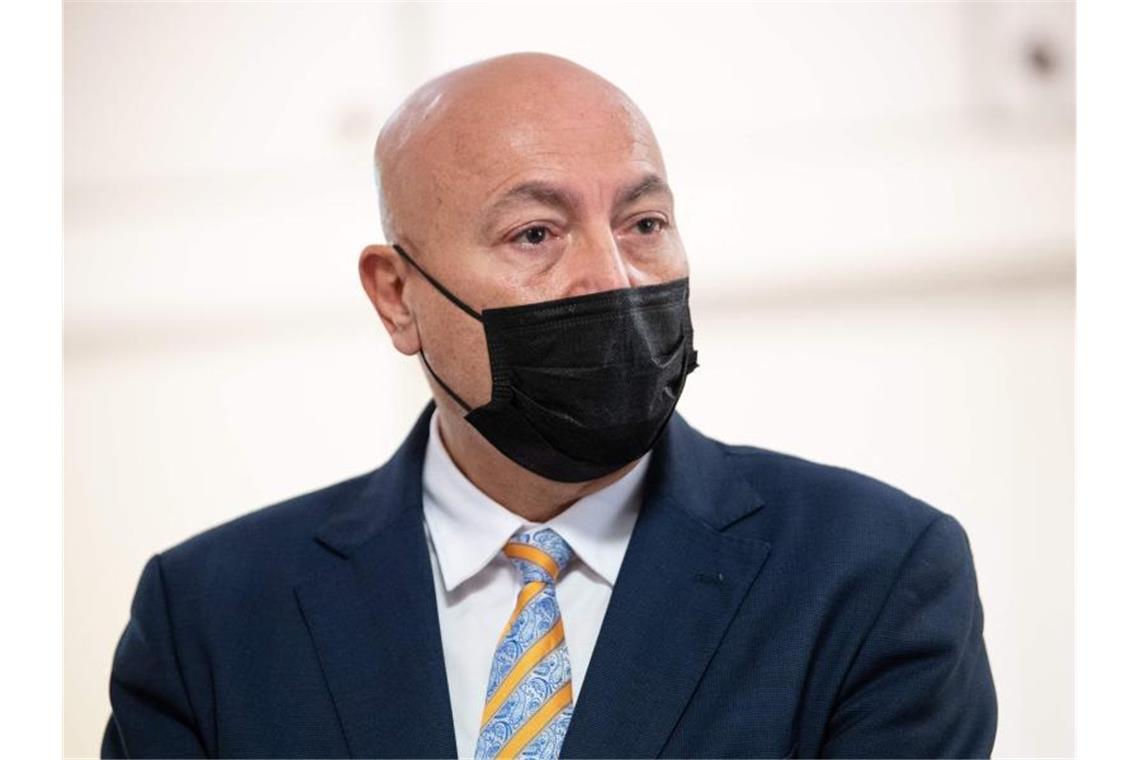 Eric Maurel, Staatsanwalt von Nimes, spricht bei einer Pressekonferenz. Foto: Clement Mahoudeau/AFP/dpa