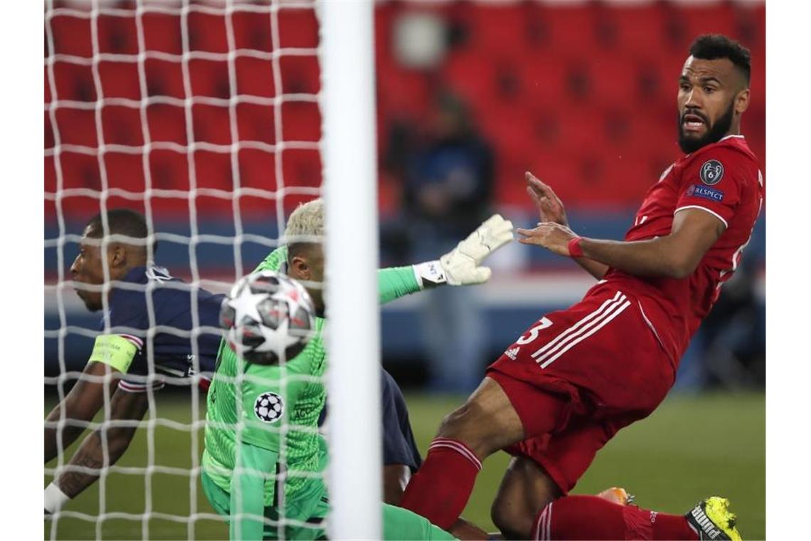 Eric Maxim Choupo-Moting (r) erzielt das Tor zum 1:0 für die Münchner gegen PSG-Torwart Keylor Navas (M). Foto: Francois Mori/AP/dpa