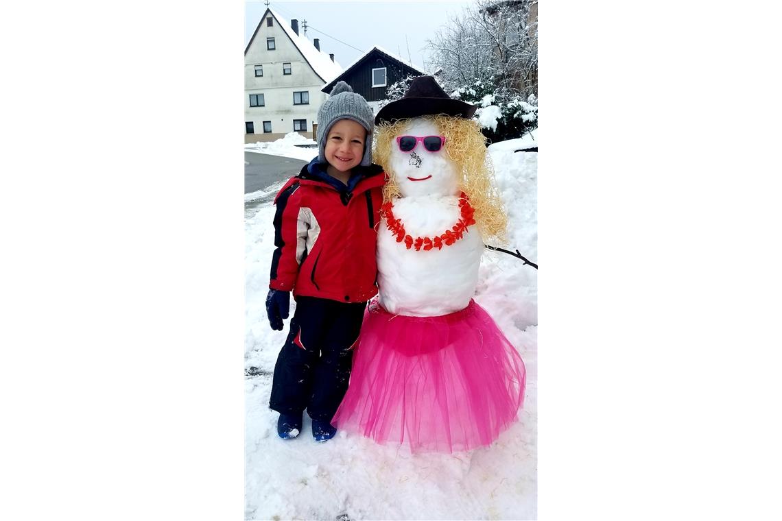 Eric Wurst (4 Jahre alt) und seine Schneefrau in Hinterwestermurr.