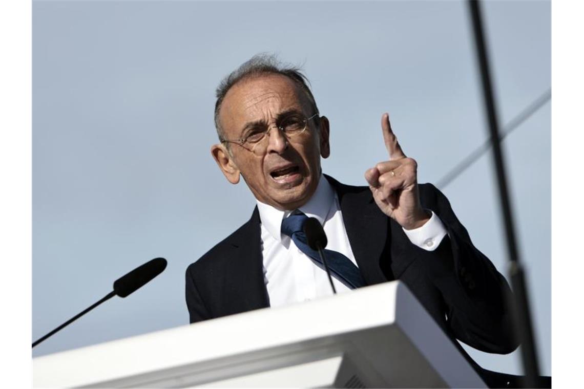 Mann schlägt rohes Ei auf Kopf des Rechtsextremen Zemmour Éric Zemmour ist französischer Präsidentschaftskandidat der extremen Rechten. Foto: Jeremias Gonzalez/AP/dpa/Archiv