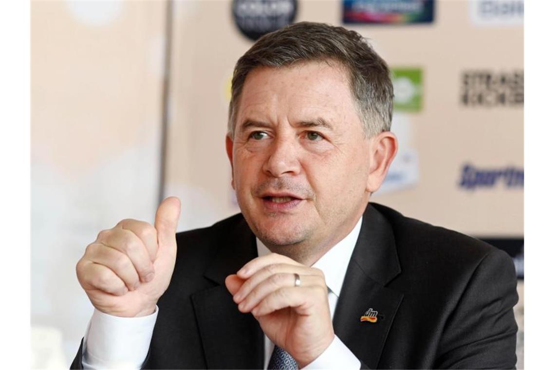 Erich Harsch, damaliger Vorsitzender der Geschäftsführung der Drogeriemarktkette dm, bei einer Pressekonferenz. Foto: Uli Deck/Archivbild