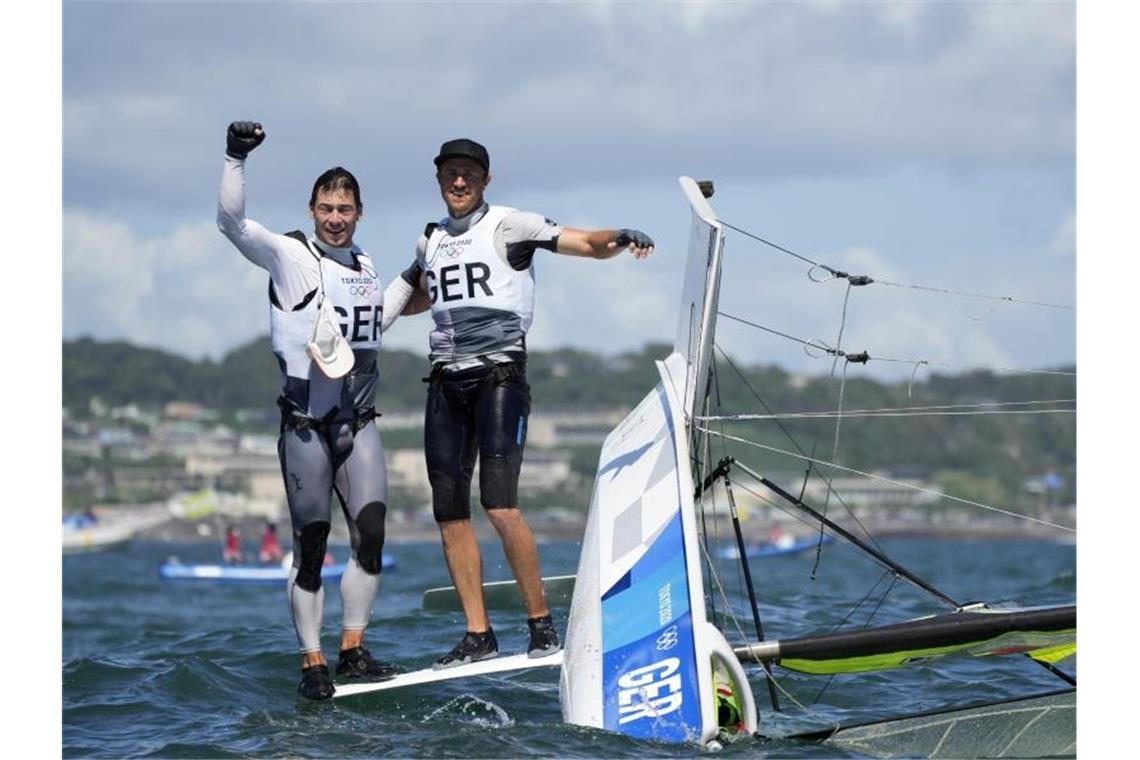 Erik Heil und Thomas Ploessel feiern den Gewinn ihrer Bronzemedaille. Foto: Bernat Armangue/AP/dpa