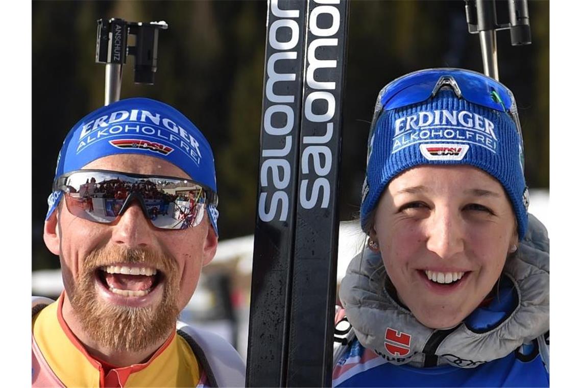 Preuß und Lesser holen Silber bei Biathlon-WM Erik Lesser (l) und Franziska Preuss freuen sich im Ziel über WM-Silber. Foto: Hendrik Schmidt/dpa