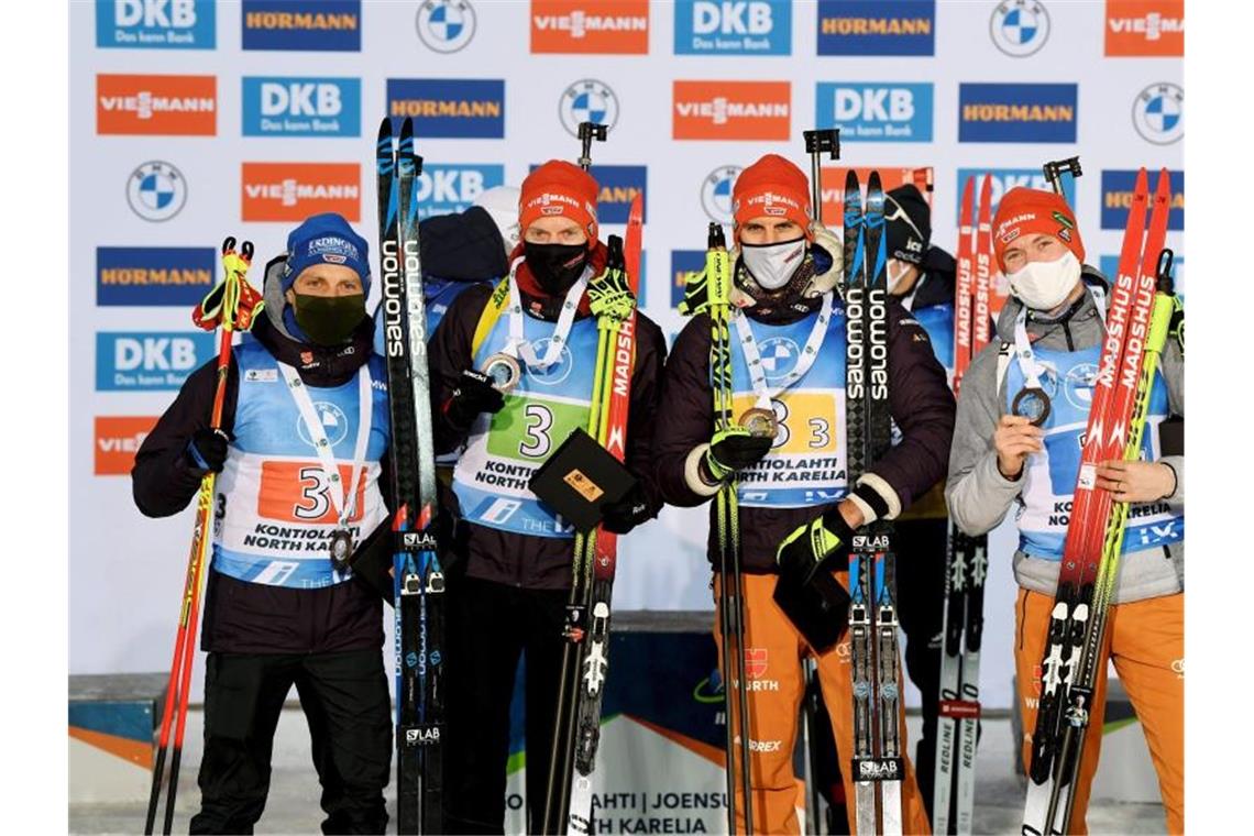Biathlon-Staffeln auf dem Podest: „Positive Tendenz“ Erik Lesser, Roman Rees, Arnd Peiffer und Benedikt Doll (l-r) wurden Dritte. Foto: Antti Aimo-Koivisto/Lehtikuva/dpa