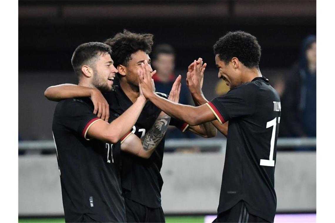 Deutsche U21 mit zweitem Sieg für Trainer Di Salvo Erik Shuranov (l-r) bejubelt sein Tor zum 3:1 für Deutschland gegen Ungarn mit Kevin Schade und Malik Tillman. Foto: Marton Monus/dpa