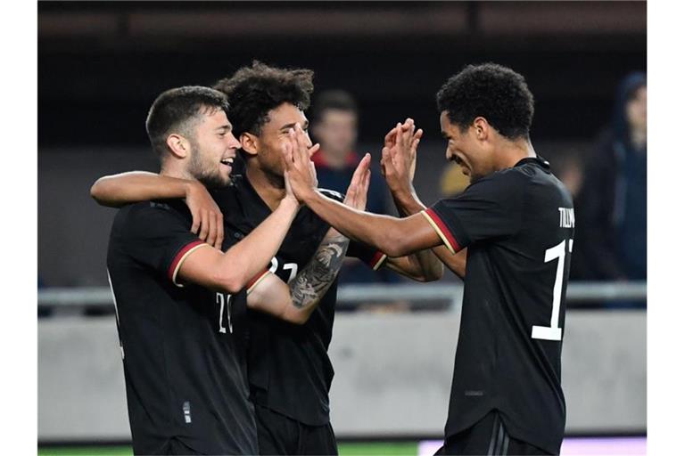 Erik Shuranov (l-r) bejubelt sein Tor zum 3:1 für Deutschland gegen Ungarn mit Kevin Schade und Malik Tillman. Foto: Marton Monus/dpa