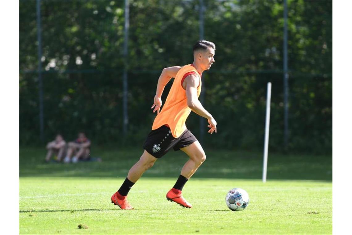 Erik Thommy läuft im Trainingslager des VfB Stuttgart in Kitzbühel bei einem Übungsspiel über den Platz. Foto: Maximilian Haupt