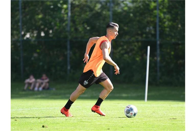 Erik Thommy läuft während des Trainings über das Spielfeld. Foto: Maximilian Haupt/Archivbild