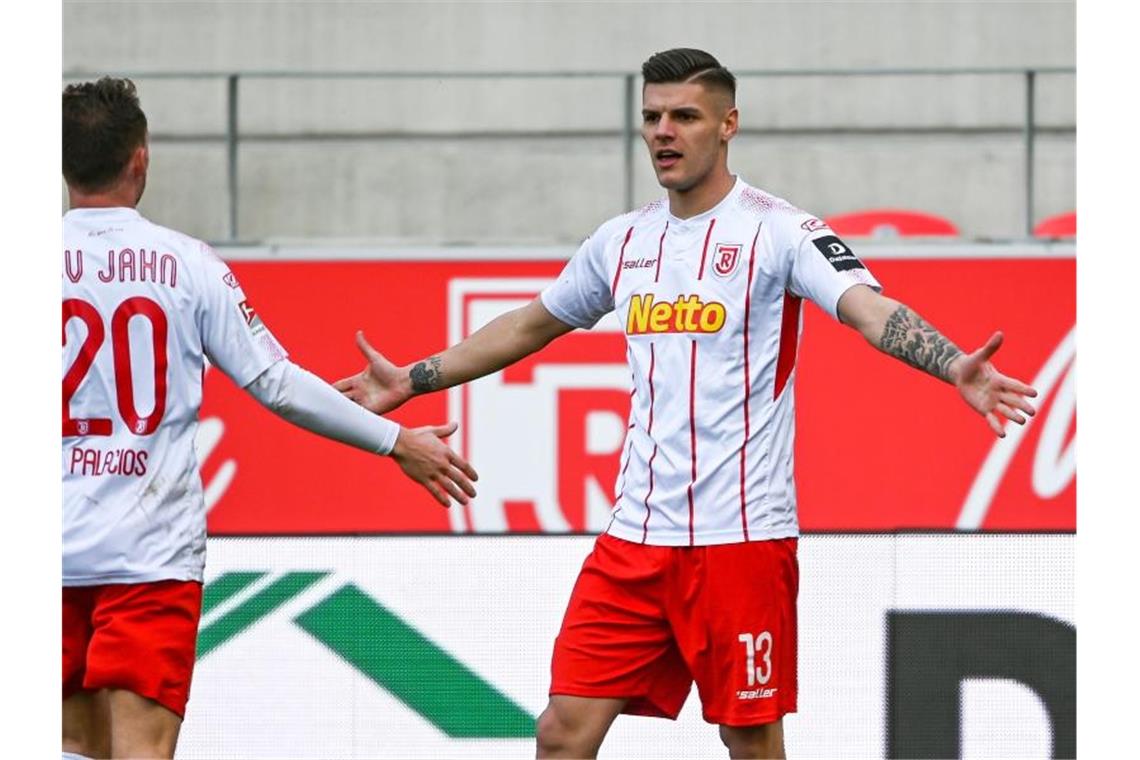 Bielefeld marschiert vorneweg - HSV trifft in Nachspielzeit Erik Wekesser (r) sorgte mit seinem Tor für drei Regensburger Punkte gegen Wehen Wiesbaden. Foto: Armin Weigel/dpa