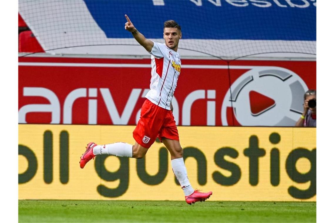 Erik Wekesser traf für Regensburg zum 1:0. Foto: Armin Weigel/dpa