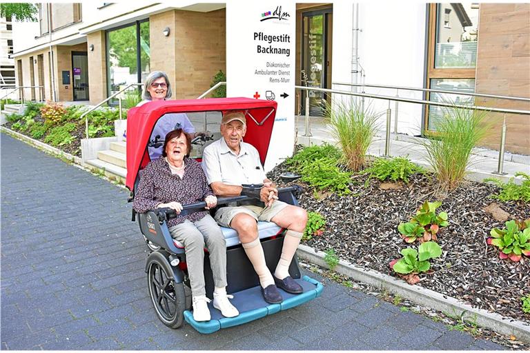 Erika Holzwarth und Georg Birmann genießen die Ausfahrten zusammen mit Aikaterini Antonatou, die nicht nur in die Pedale tritt, sondern auch für gute Stimmung bei ihren Passagieren sorgt. Sicherheitsgurte und ein Bügel erhöhen das Sicherheitsgefühl. Foto: Tobias Sellmaier