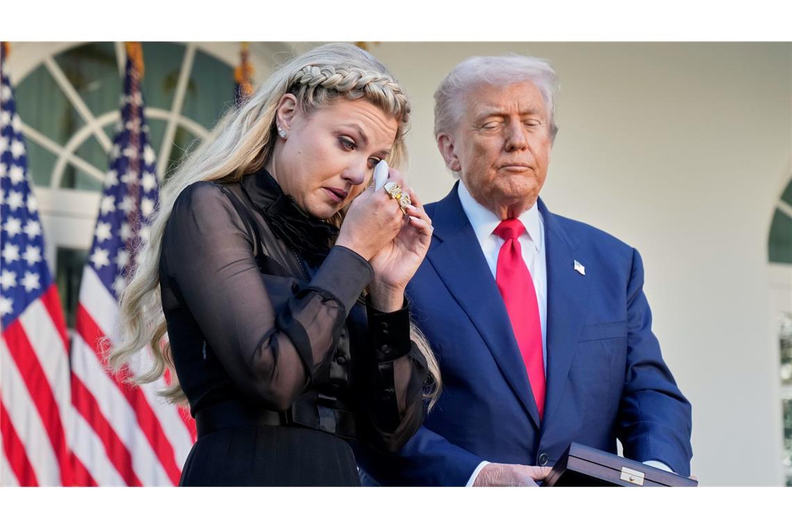 Erika Kirk nimmt die von Präsident Donald Trump posthum verliehene US-Freiheitsmedaille anstelle ihres getöteten Mannes Charlie Kirk entgegen.