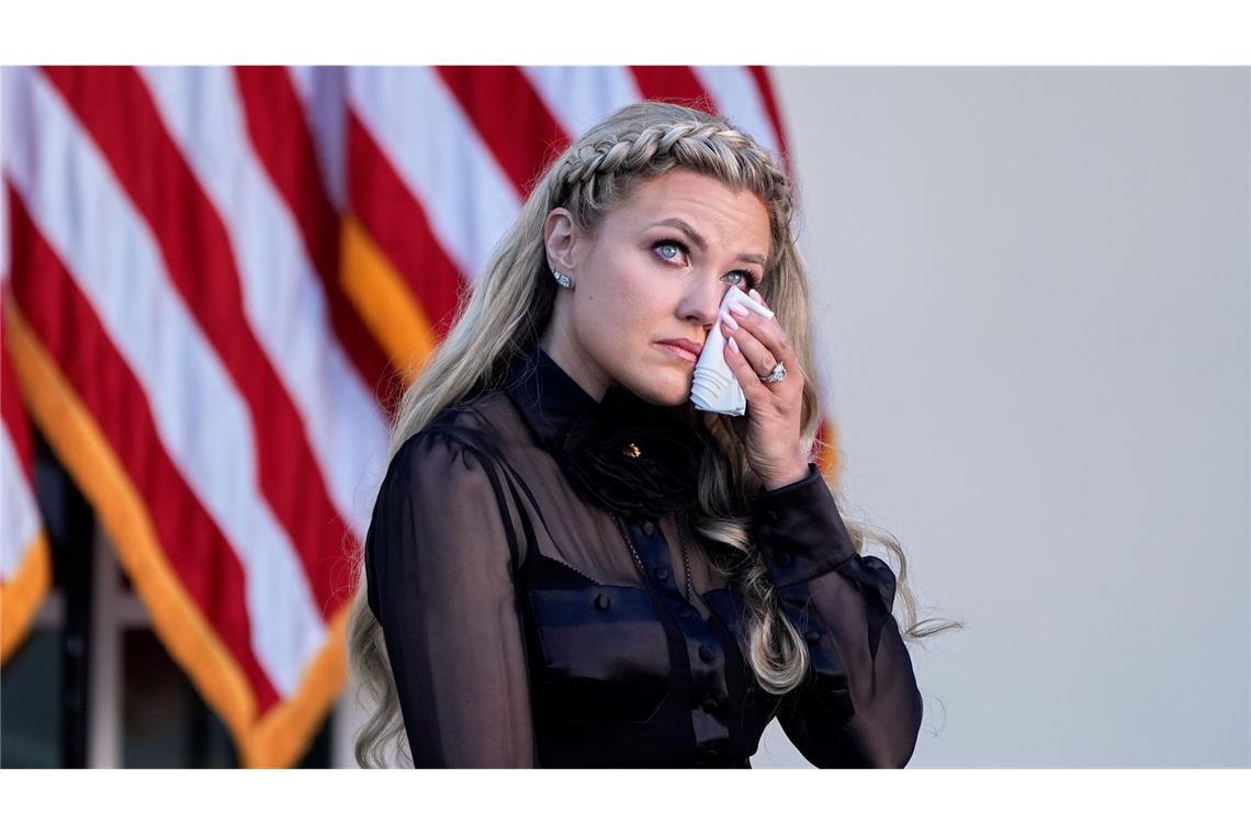 US-Visa-Entzug wegen Aussagen zu Kirk - Deutscher betroffen Erika Kirk wischt sich Tränen weg.