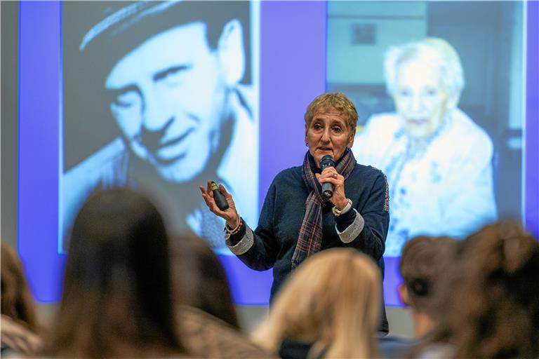 Erika Rosenberg erzählt den Schülern von Emelie und Oskar Schindler. Dabei liest sie auch mal Stellen aus der von ihr verfassten Biografie „Ich, Emilie Schindler“ vor, stellt den Schülern Fragen oder witzelt über die Mikrofone, die ihr reihenweise den Dienst versagen. Foto: A. Becher