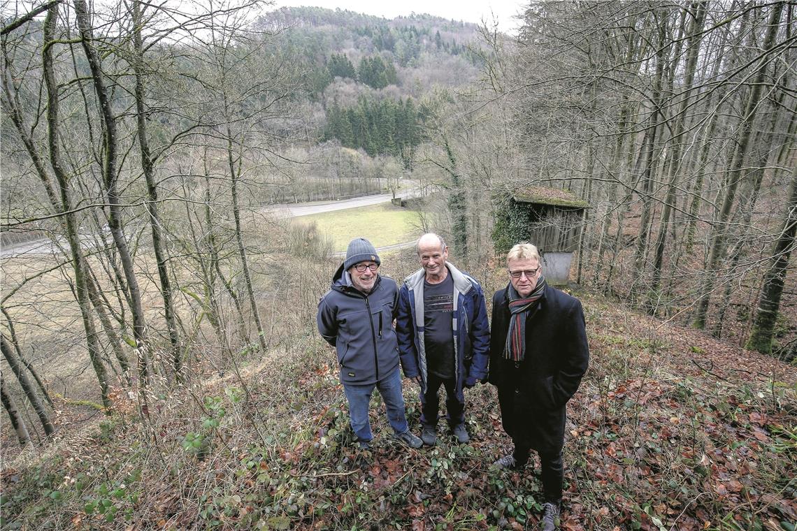 Erinnern sich noch gerne an die Wettkämpfe auf der 40-Meter-Schanze (von links): Spiegelbergs einstige Skisprunggrößen Harald Maurer und Kurt Föll sowie Bürgermeister Uwe Bossert. Mittlerweile ist der Bakken im Lautertal nicht mehr die Heimat kühner Jungs und Mädels, sondern kämpft dagegen an, dass sie von der Natur nicht vollends aus dem Blickfeld gedrängt wird. Foto: A Becher