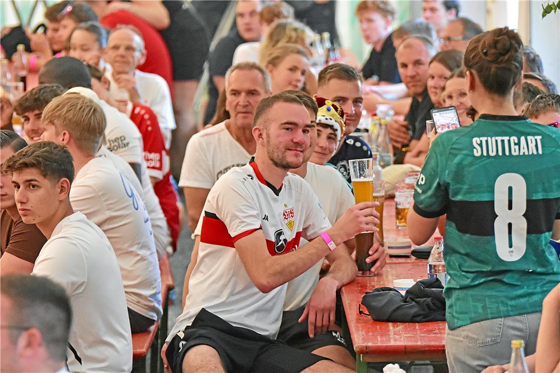 Erinnerungsfoto an eine tolle Fußballnacht. Die Ebersberger Pokalnacht mit Publi...