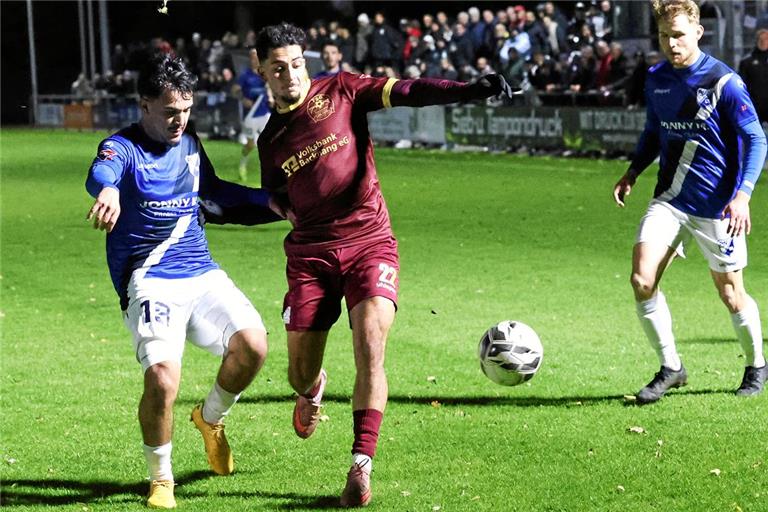 TSG Backnang: Richtig glücklich ist keines der zwei Teams Erkämpfen sich trotz 0:2-Rückstand in Bissingen noch einen Punkt: Arda Gürsel und die TSG Backnang (rote Trikots). Foto: Alexander Hornauer