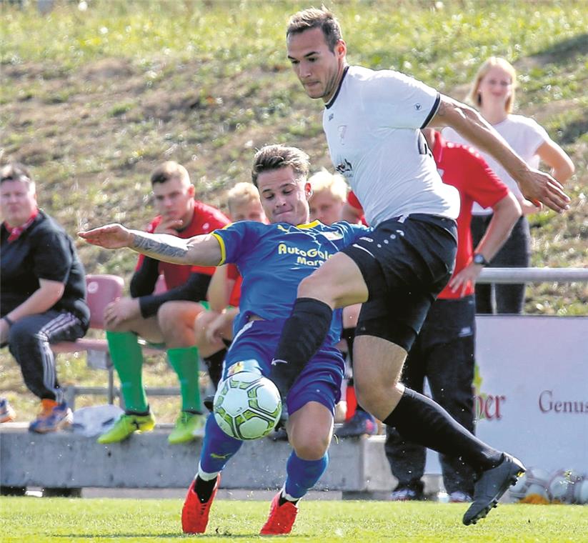 Remis im Aufsteigerduell Erkämpften immerhin ein gerechtes Remis: Tim Fuchslocher (rechts) und der SVA.Foto: A. Becher
