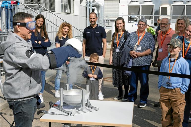 Erkan Kalafatci (links) zeigt, warum das Satellitenequipment auch extrem niedrigen Temperaturen standhalten muss. Dafür nutzt er flüssigen Stickstoff. Foto: Alexander Becher