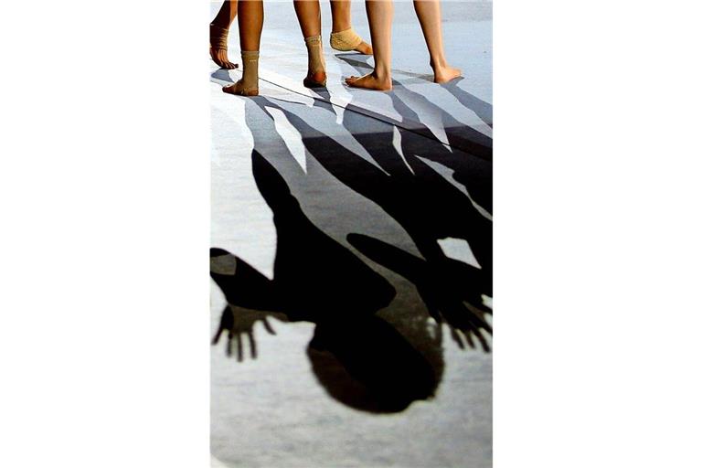 Erkennbare Schattenseiten beim Frauenturnen in Stuttgart.