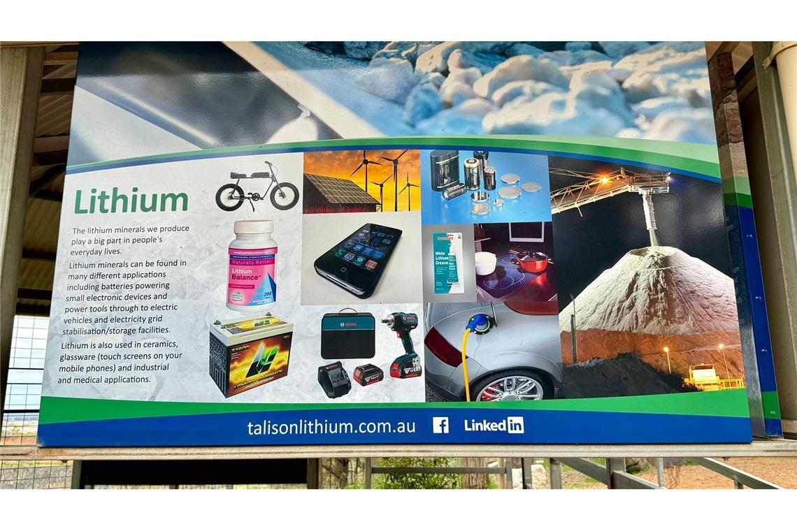 Lithium-Gigant Australien: Motor der globalen Energiewende Erklärtafeln am Aussichtspunkt erläutern die Verwendung von Lithium.
