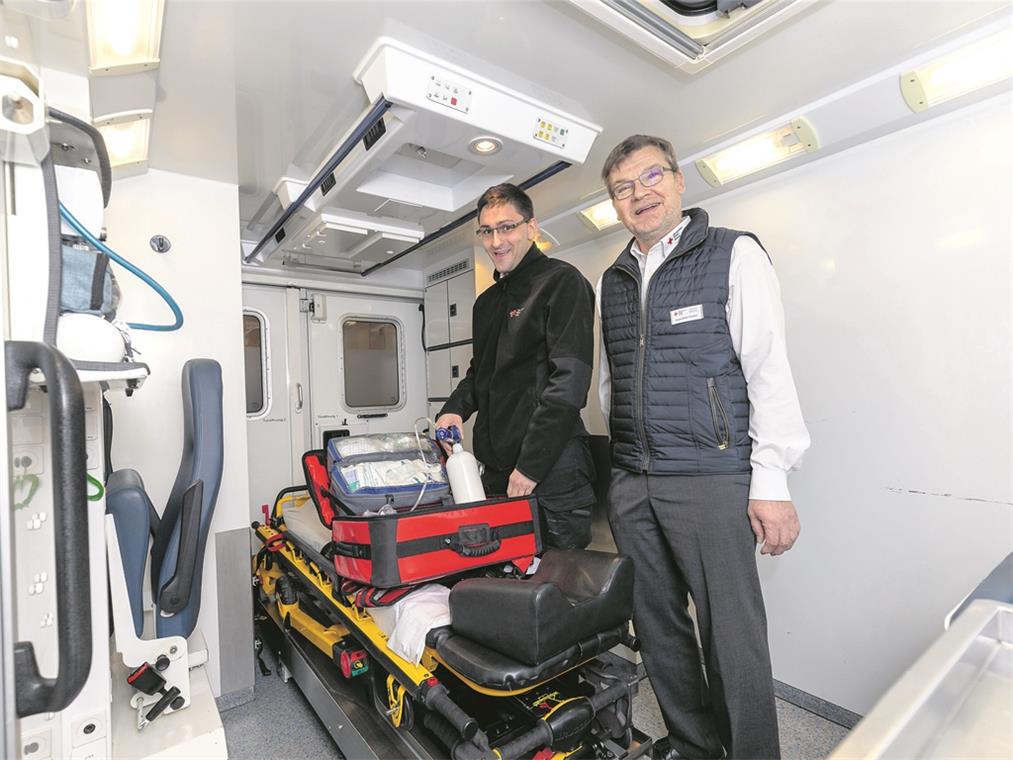 DRK benötigt dringend Rettungsfahrzeug Erläutern die Einrichtung des bislang einzigen Rettungswagens des Backnanger DRK (von links): Jeffrey Grupp und Klaus-Dieter Fackler. Foto: A. Becher