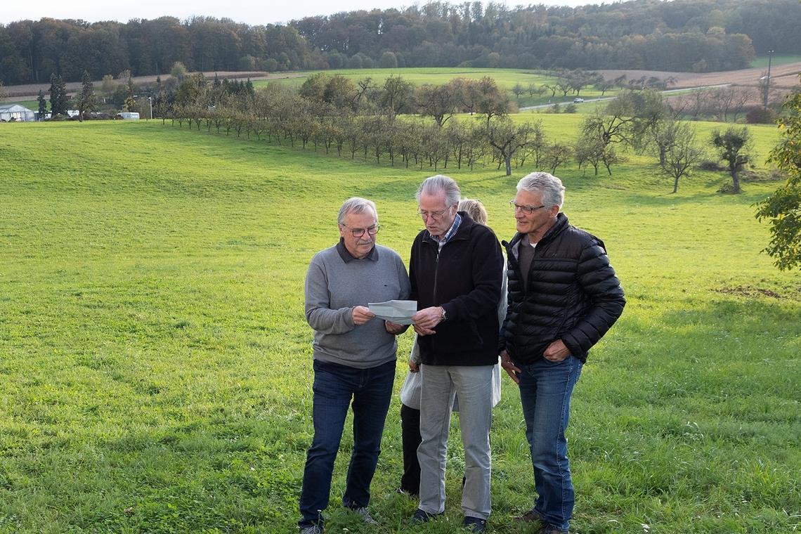 Tempo 30 auf allen Ortsdurchfahrten? Erläuterte im Gemeinderat den Einwohnerantrag: AKKU-Mitglied Hans Walker (Mitte), hier mit seinen beiden Mitstreitern Klaus Jenne (links) und Heinz Brenner bei einem Vor-Ort-Termin auf dem Gelände des geplanten Baugebiets Brühl VI in Erbstetten. Archivfoto: J. Fiedler