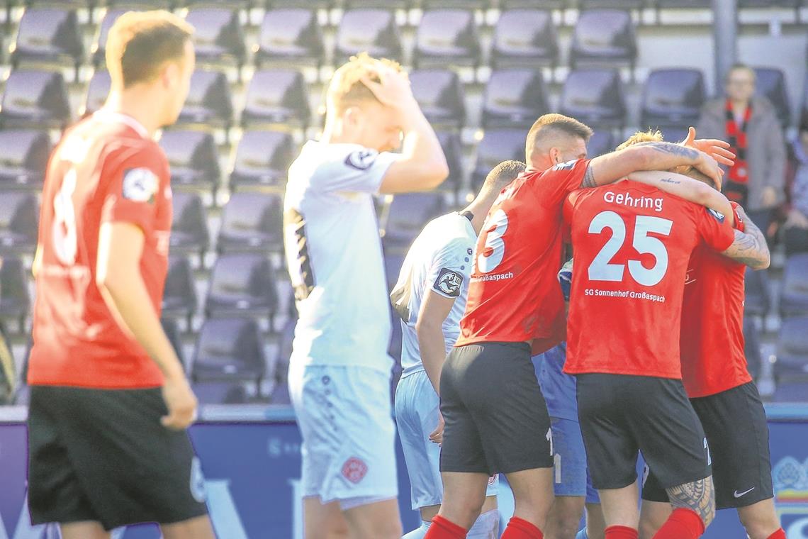 Erleichtert jubelnde Aspacher, fassungslose Würzburger: Das späte 2:1 der Hausherren sorgte für die ganze Bandbreite der Gefühle. Foto: A. Becher
