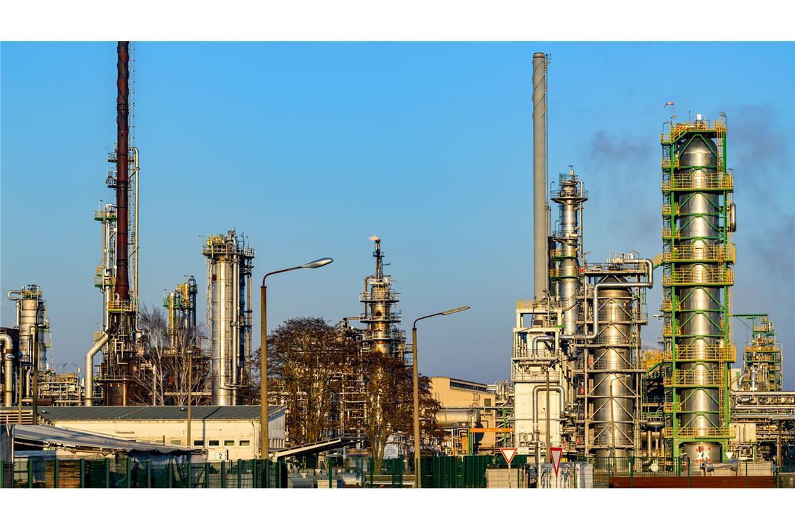 Erleichterung bei der Ölraffinerie PCK im Nordosten Brandenburgs: Die deutschen Rosneft-Töchter sind dauerhaft von den US-Ölsanktionen ausgenommen. (Archivbild)